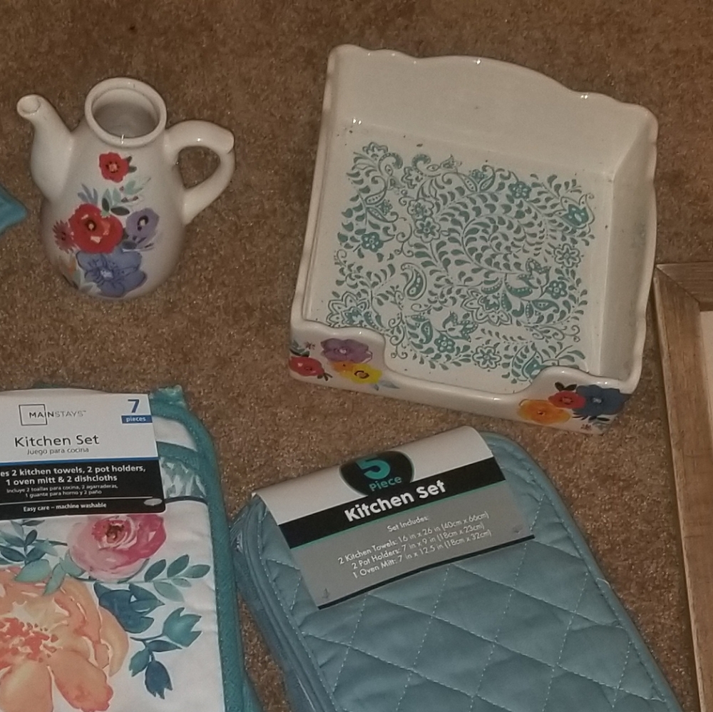 Pioneer woman teapot and napkin holder